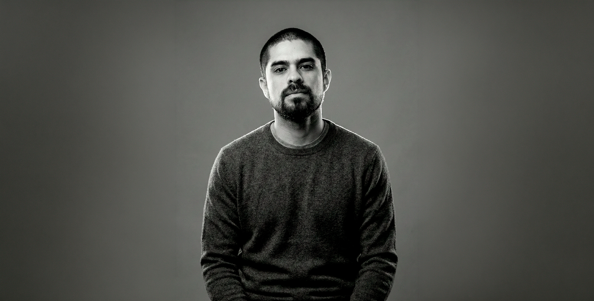 Fondo hero del portafolio de Jaime Cofré - Senior AI & Creative Strategist